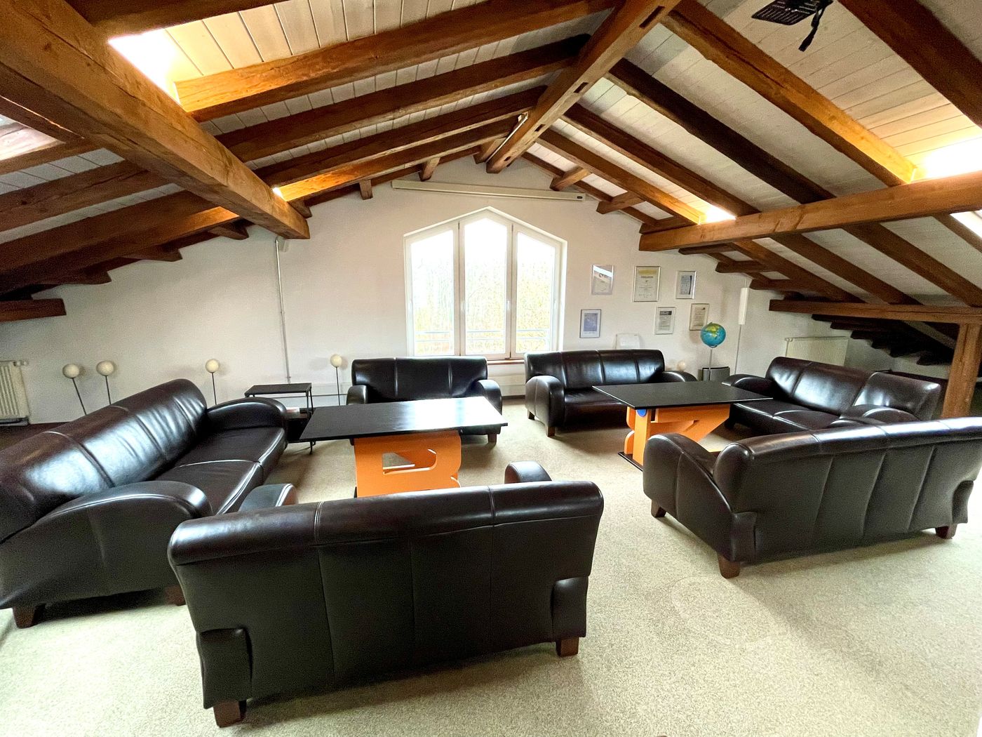 Denkerstube im RIZ: Lounge mit Ledersofas unter dem Dachstuhl